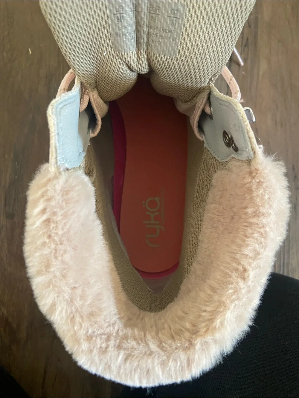 Ryka LIKE NEW size 9 light pink fur accent lace up water resistant winter boots